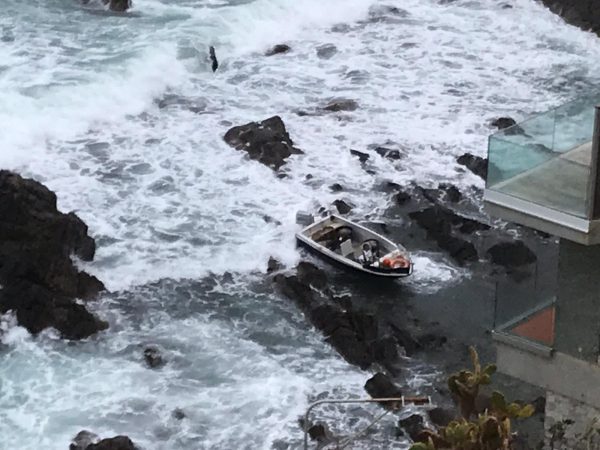 A Boccadasse una barchetta alla deriva finisce sugli scogli