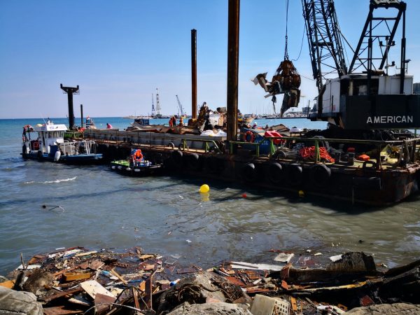 Mareggiata, a Rapallo l’incubo è finito: rimossi gli ultimi 2 relitti dalla scogliera del lungomare