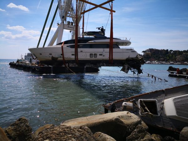 La rimozione degli ultimi relitti dalla passeggiata di Rapallo