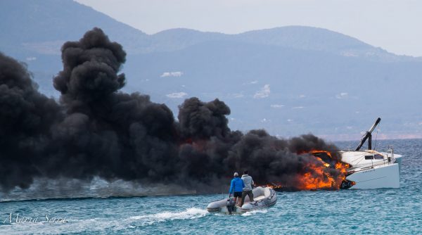 Catamarano in fiamme a Formentera. Affonda dopo 20 minuti