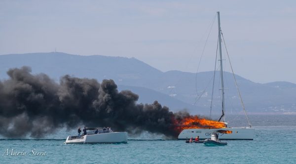 Catamarano di 13 metri prende fuoco e affonda in 20 minuti. Paura a Formentera