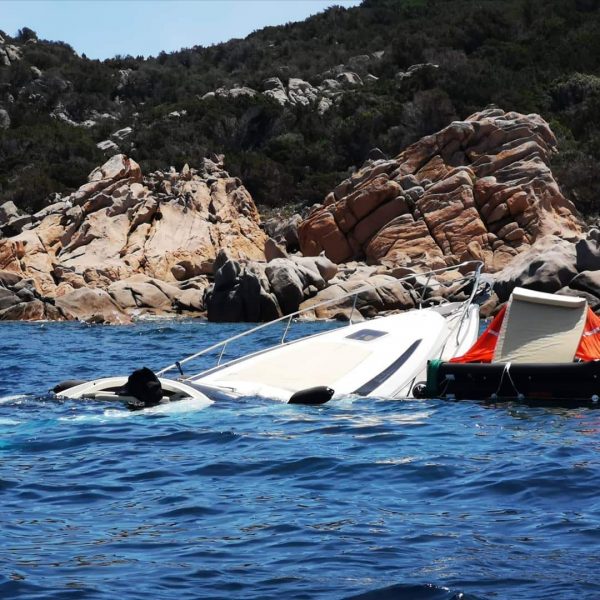 Primo giorno di vacanza a Porto Cervo: finiscono su una secca e lo yacht affonda