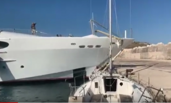 Maxi yacht finisce contro la banchina e “schiaccia” una barca a vela. Paura a Santa Maria di Leuca