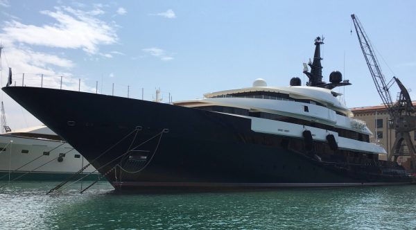 Il Seven Seas torna a Genova due anni dopo: riecco l’ex mega yacht di Spielberg al Porto Antico