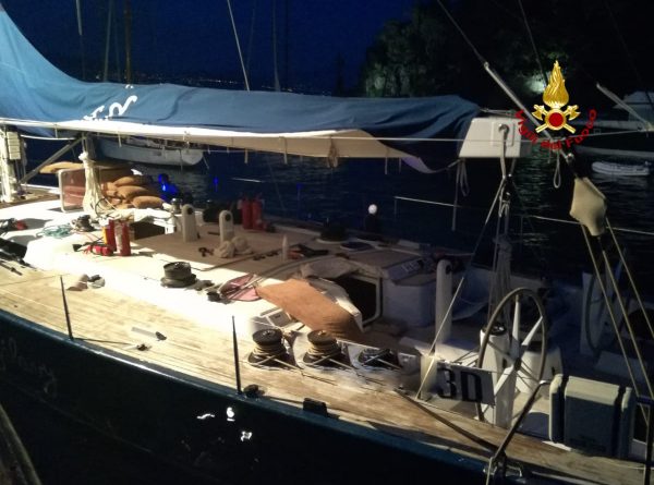 Incendio a bordo della celebre barca a vela Rrose Sélavy a Portofino: salvati i sei occupanti tra cui l’armatore