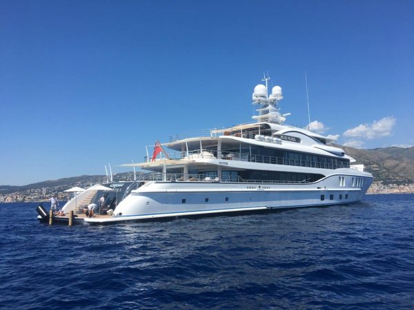 Il mega yacht Plvs Ultra a Sori. Ecco il video dei suoi 73,5 metri di splendore