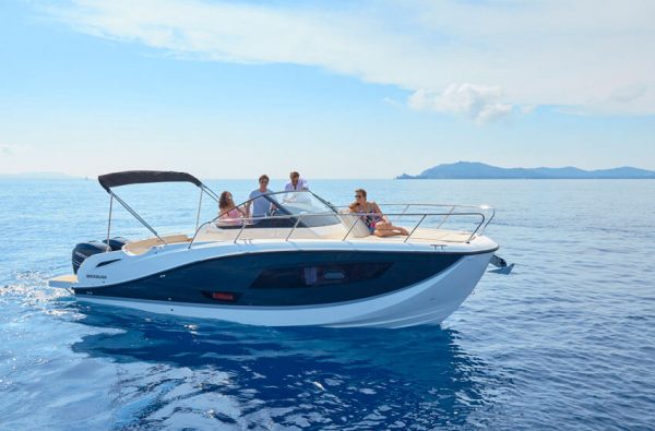 Royal Marine presenta l’Activ 875 Sundeck: per chi ama prendere il sole in mezzo al blu