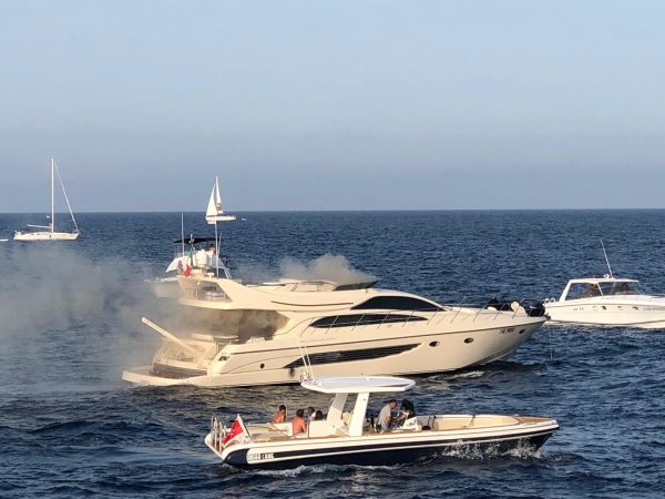 Porto Cervo: il megayacht Baraka soccorre imbarcazione in fiamme