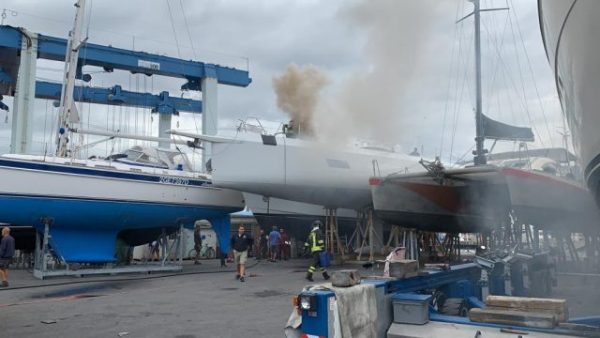 Prima un fulmine, poi il cortocircuito. Barca a vela prende fuoco in porto a Lavagna