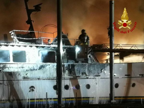 Incendio distrugge yacht d’epoca di 31 metri in un cantiere del porto vecchio di Sanremo