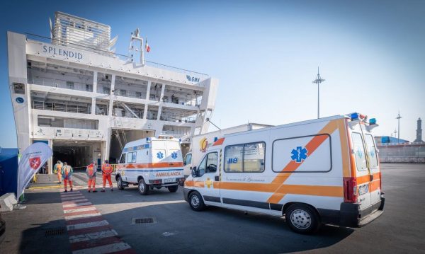 Coronavirus, ecco l’arrivo dei primi pazienti a bordo della “nave ospedale” nel porto di Genova