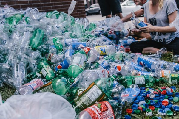 Il mare al tempo della plastica: come gli artisti di oggi trattano il tema dell’inquinamento