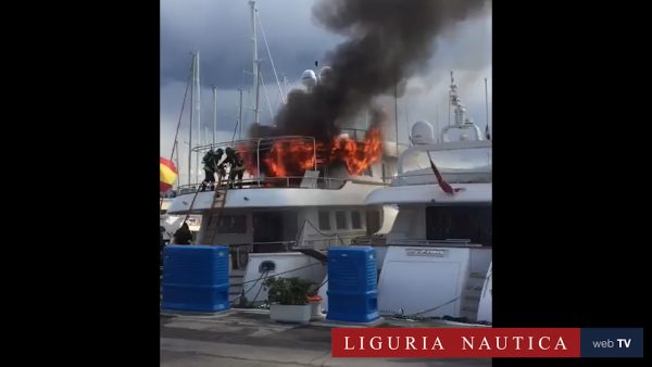 Yacht di 24 metri in fiamme nel porto di Viareggio