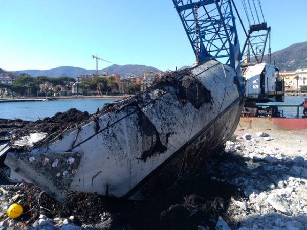 Recuperata a Rapallo barca a vela affondata durante la mareggiata del 2018: ancora diversi i relitti sommersi