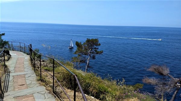 What do you think about a walk to Castello Brown and the Faro di Portofino? Come with us!