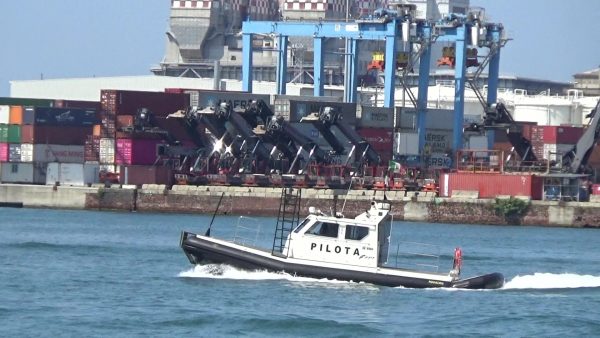 Una pilotina del porto di Genova