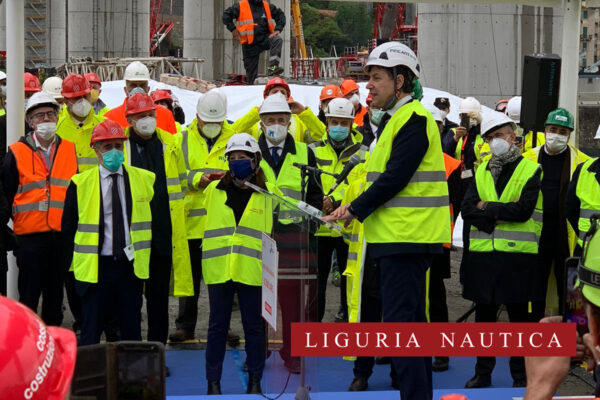 Il premier Conte a Genova per il varo dell’ultimo pezzo del “ponte-nave”. Le foto di LN