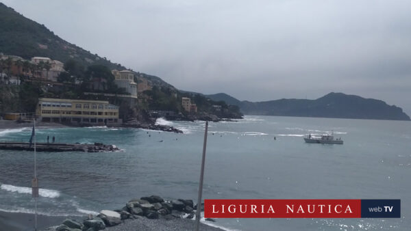 Si intensificano i controlli sugli sport in mare. A Bogliasco surfisti invitati dalla Guardia Costiera a tenere le distanze