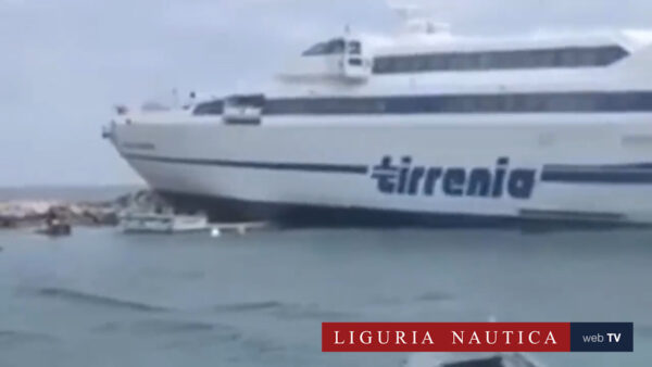 Il traghetto Isola di Capraia finito sugli scogli