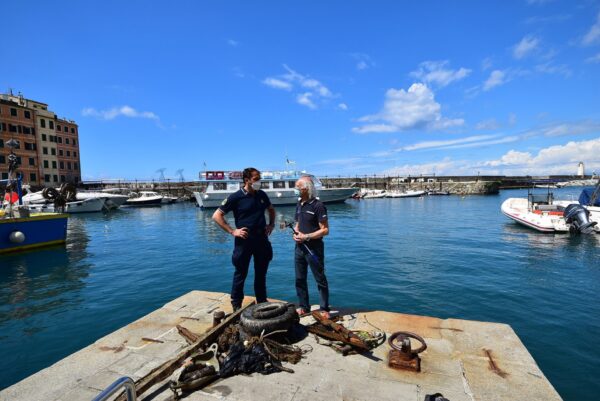 Ripulito il fondale del porto di Camogli: ecco i sommozzatori della Guardia Costiera in azione