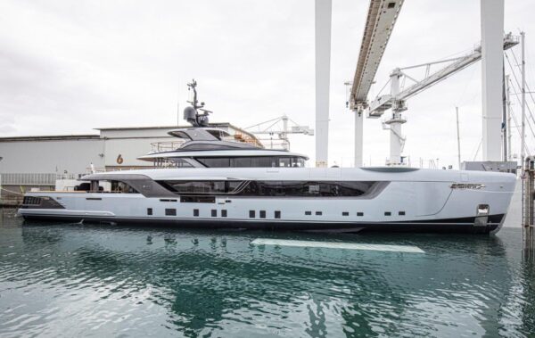 Admiral vara un megayacht charter da 55 metri con eliporto a prua e beach club a poppa