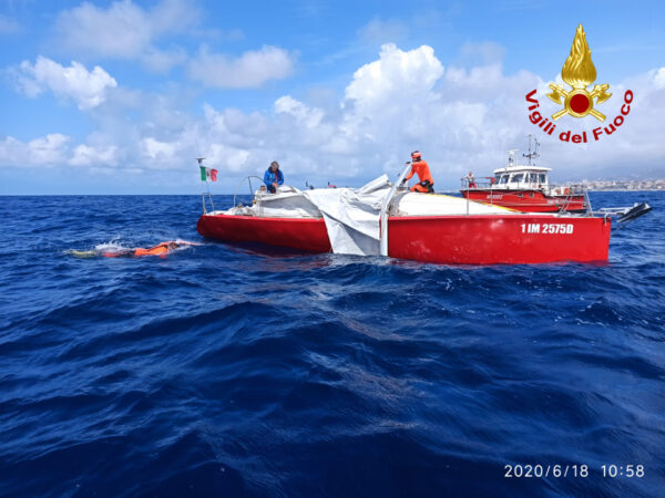 Barca a vela disalbera al largo di Genova: soccorsa dai vigili del fuoco