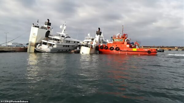 Ship with 5 luxury yachts on board capsizes off Palma de Mallorca but tugboats manage to avoid a disaster. The vessel is expected in Genoa