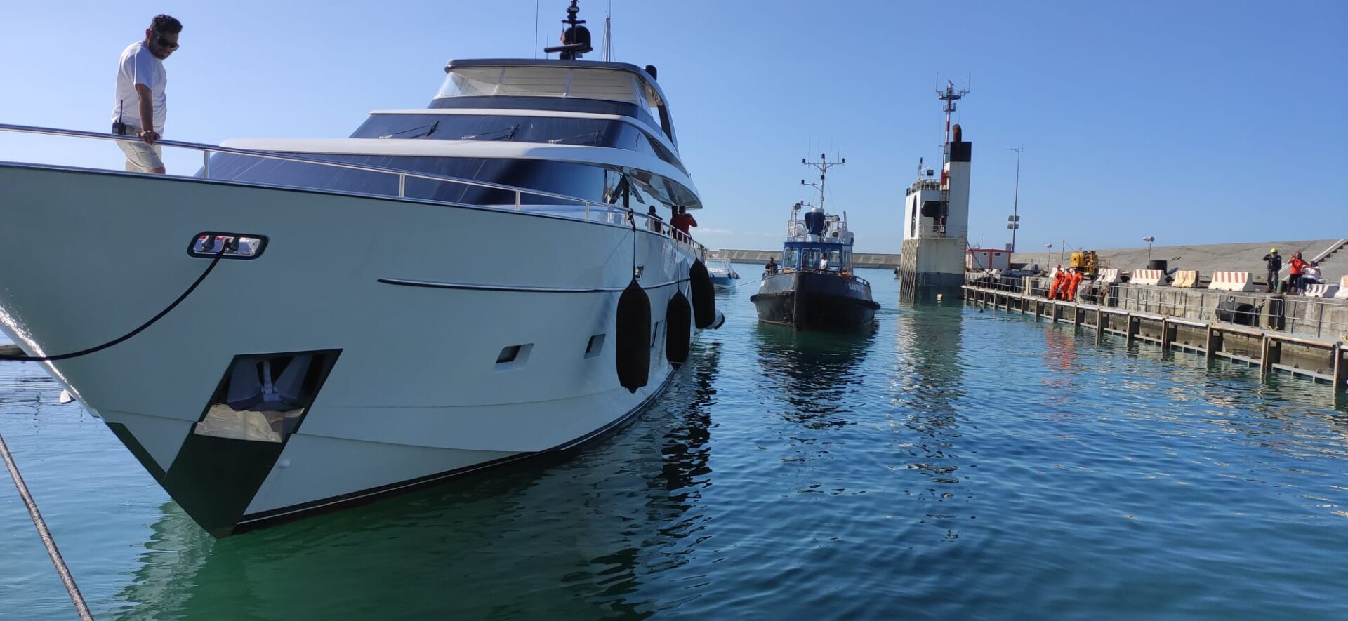 nave semisommergibile Super Servant - il Sanlorenzo durante la manovra di uscita a rimorchio