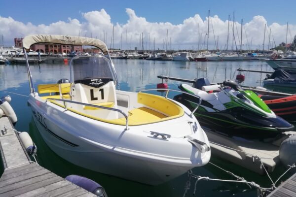 Un tuffo alla Gallinara e adrenalina sulle onde grazie al noleggio facile di Nauti-Ca Services