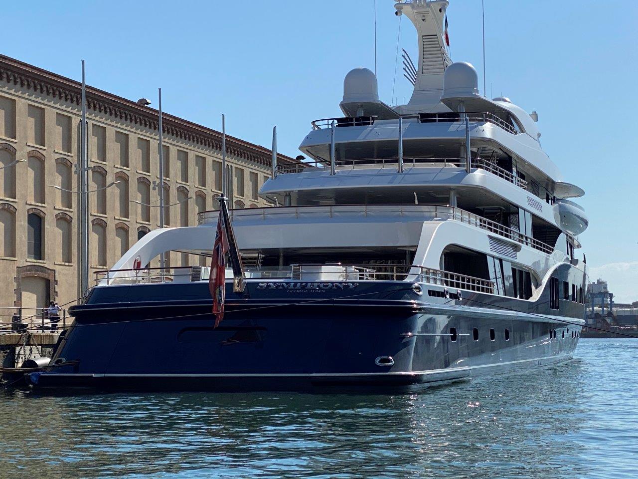 Symphony in Genoa. The giga yacht (102 metres) belonging to Monsieur Arnault  enchants the Porto Antico - Daily Nautica
