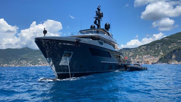 Il megayacht AMO a Camogli: le immagini di LN del 47 metri di Sanlorenzo in rada a Punta Chiappa