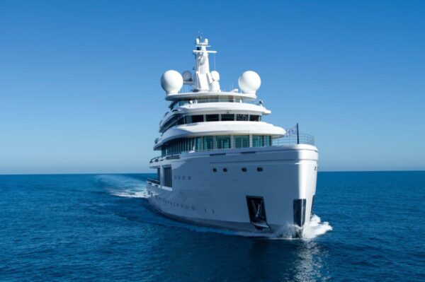 The light of the sea inundates “Luminosity”, the new hybrid giga yacht by Benetti, which looks like a glass palace