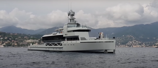 A warship in Santa Margherita Ligure? No, it is “Bold”, the superyacht without borders