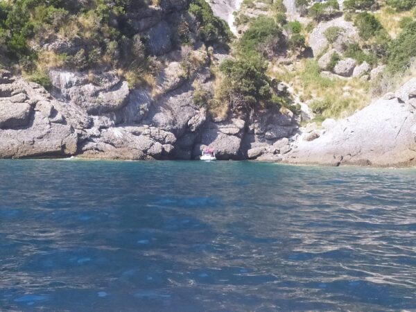 Buttano l’ancora a Cala dell’Oro: due diportisti sanzionati. Ecco cosa (non) fare in un’Area marina protetta