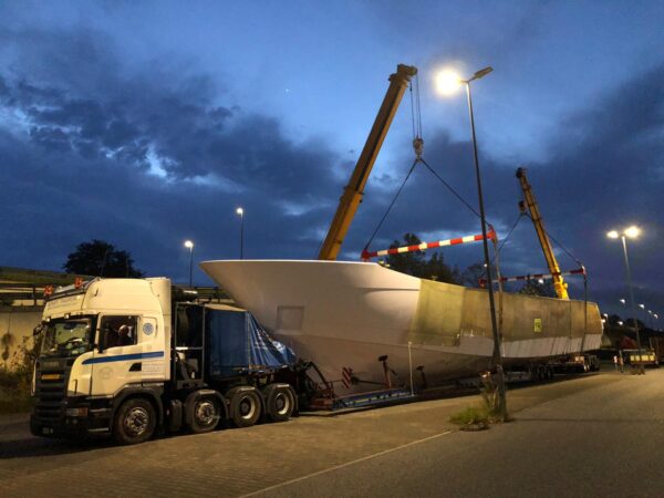 Trasporto eccezionale su strada fino a Viareggio per lo scafo del nuovo Amer 120′