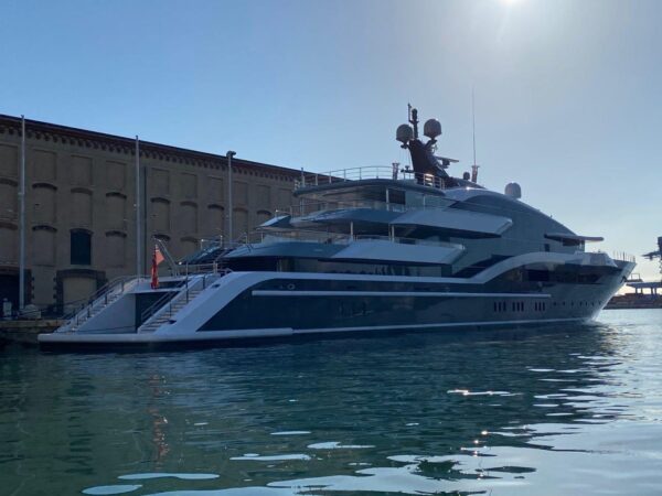 Dar is in Genoa: the 90 metre megayacht by Oceanco is docked at the Magazzini del Cotone