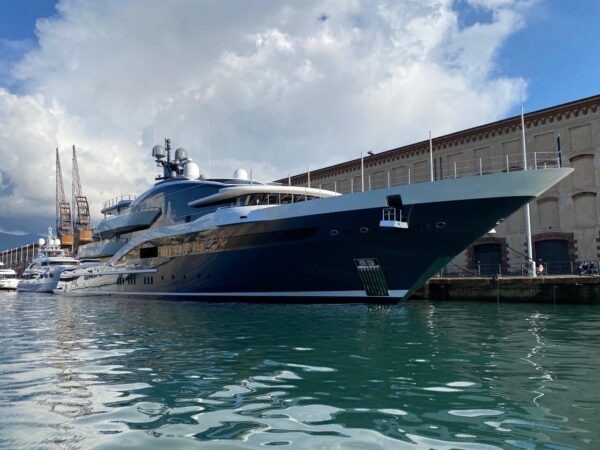 Dar è a Genova: il megayacht da 90 metri di Oceanco ormeggiato ai Magazzini del Cotone