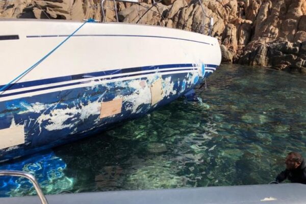 Il recupero della barca a vela incagliata a Caprera