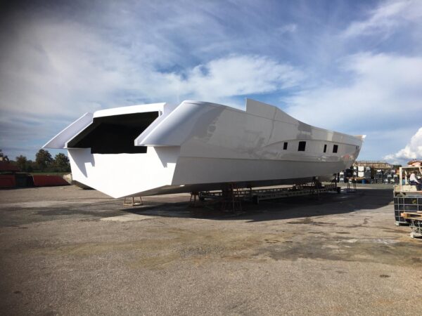 Oversize transport on the highway to Viareggio for the hull of the new Amer 120’