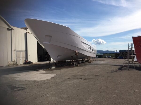 Oversize transport on the highway to Viareggio for the hull of the new Amer 120’