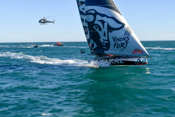 Partita la leggendaria Vendée Globe: 45 mila chilometri di pura avventura. In gara anche un italiano