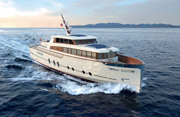 Vintage, elegance and technology: this is Gentleman’s Yacht, the first 24 metre vessel by Cantieri Navali Codecasa