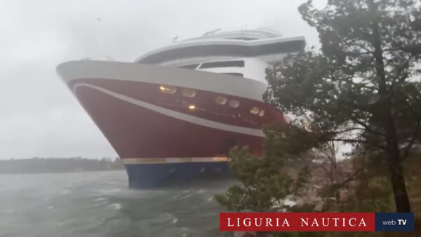 Il traghetto Viking Grace si incaglia in Finlandia