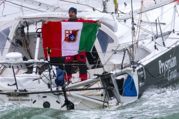 Il giro del mondo in 80 giorni: Giancarlo Pedote miglior italiano di sempre al traguardo del Vendée Globe