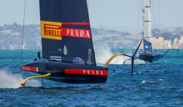 Virata da brivido per Luna Rossa alla Prada Cup: il foil esce dall’acqua a 49 nodi ma vince due volte – Il video