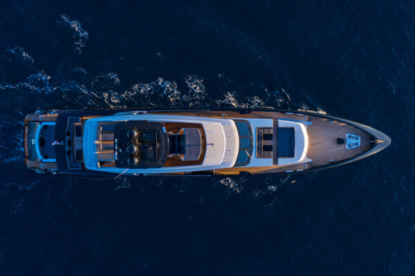 Olokun sails to the Cote d’Azur. The first images of the new aluminium megayacht by Tankoa