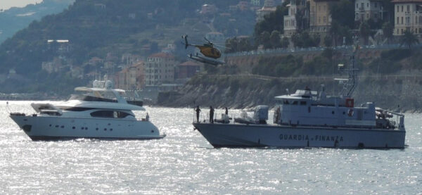 Immatricolano lo yacht all’estero ma “dimenticano” di dichiararlo al Fisco: 22 armatori multati dalla Guardia di Finanza di Imperia