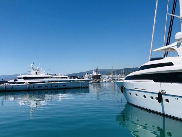 Come gestire le dotazioni di bordo extra-UE impiegate nella manutenzione di yacht in ammissione temporanea