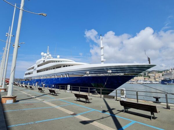 Il megayacht “Queen Miri” al Porto Antico di Genova: le foto di LN