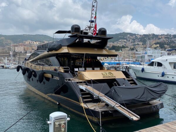 Fermato dalla Guardia Costiera lo yacht impazzito al Porto Antico di Genova: “gravi irregolarità” a bordo